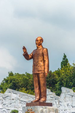 Pleiku, Vietnam - 11 Temmuz 2020: Dai Doan Ket Square (Quang truong), Gia Lai 'nin Pleiku şehrinin merkezinde yer alır. Komünist lider Ho Chi Minh 'in bronz heykeliyle geniş bir meydan..
