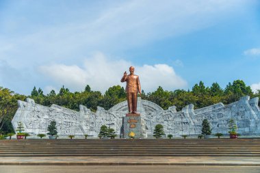 Pleiku, Vietnam - 11 Temmuz 2020: Dai Doan Ket Square (Quang truong), Gia Lai 'nin Pleiku şehrinin merkezinde yer alır. Komünist lider Ho Chi Minh 'in bronz heykeliyle geniş bir meydan..