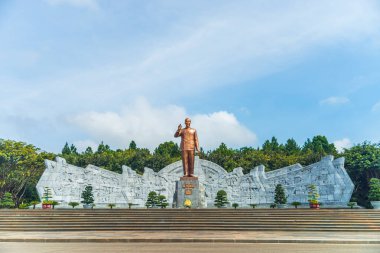 Pleiku, Vietnam - 11 Temmuz 2020: Dai Doan Ket Square (Quang truong), Gia Lai 'nin Pleiku şehrinin merkezinde yer alır. Komünist lider Ho Chi Minh 'in bronz heykeliyle geniş bir meydan..