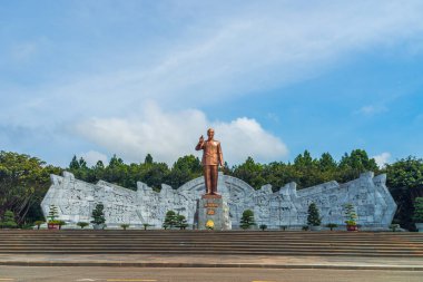 Pleiku, Vietnam - 11 Temmuz 2020: Dai Doan Ket Square (Quang truong), Gia Lai 'nin Pleiku şehrinin merkezinde yer alır. Komünist lider Ho Chi Minh 'in bronz heykeliyle geniş bir meydan..