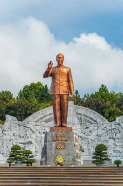Pleiku, Vietnam - 11 Temmuz 2020: Dai Doan Ket Square (Quang truong), Gia Lai 'nin Pleiku şehrinin merkezinde yer alır. Komünist lider Ho Chi Minh 'in bronz heykeliyle geniş bir meydan..