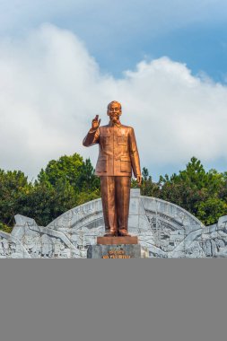 Pleiku, Vietnam - 11 Temmuz 2020: Dai Doan Ket Square (Quang truong), Gia Lai 'nin Pleiku şehrinin merkezinde yer alır. Komünist lider Ho Chi Minh 'in bronz heykeliyle geniş bir meydan..