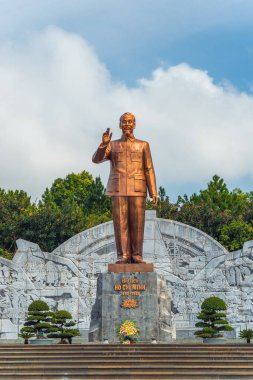 Pleiku, Vietnam - 11 Temmuz 2020: Dai Doan Ket Square (Quang truong), Gia Lai 'nin Pleiku şehrinin merkezinde yer alır. Komünist lider Ho Chi Minh 'in bronz heykeliyle geniş bir meydan..