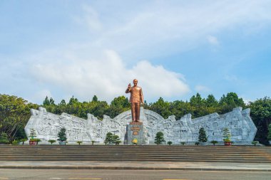 Pleiku, Vietnam - 11 Temmuz 2020: Dai Doan Ket Square (Quang truong), Gia Lai 'nin Pleiku şehrinin merkezinde yer alır. Komünist lider Ho Chi Minh 'in bronz heykeliyle geniş bir meydan..