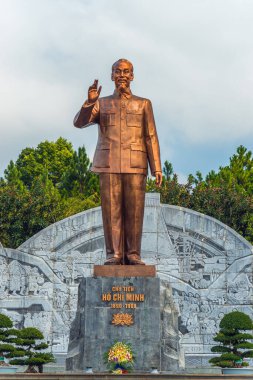 Pleiku, Vietnam - 11 Temmuz 2020: Dai Doan Ket Square (Quang truong), Gia Lai 'nin Pleiku şehrinin merkezinde yer alır. Komünist lider Ho Chi Minh 'in bronz heykeliyle geniş bir meydan..