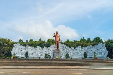 Pleiku, Vietnam - 11 Temmuz 2020: Dai Doan Ket Square (Quang truong), Gia Lai 'nin Pleiku şehrinin merkezinde yer alır. Komünist lider Ho Chi Minh 'in bronz heykeliyle geniş bir meydan..