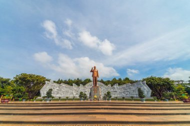 Pleiku, Vietnam - 11 Temmuz 2020: Dai Doan Ket Square (Quang truong), Gia Lai 'nin Pleiku şehrinin merkezinde yer alır. Komünist lider Ho Chi Minh 'in bronz heykeliyle geniş bir meydan..