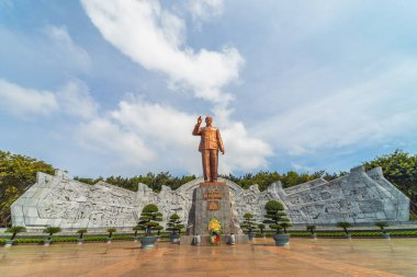 Pleiku, Vietnam - 11 Temmuz 2020: Dai Doan Ket Square (Quang truong), Gia Lai 'nin Pleiku şehrinin merkezinde yer alır. Komünist lider Ho Chi Minh 'in bronz heykeliyle geniş bir meydan..
