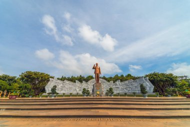 Pleiku, Vietnam - 11 Temmuz 2020: Dai Doan Ket Square (Quang truong), Gia Lai 'nin Pleiku şehrinin merkezinde yer alır. Komünist lider Ho Chi Minh 'in bronz heykeliyle geniş bir meydan..