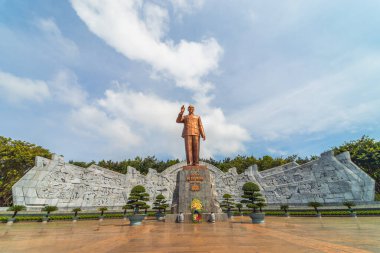 Pleiku, Vietnam - 11 Temmuz 2020: Dai Doan Ket Square (Quang truong), Gia Lai 'nin Pleiku şehrinin merkezinde yer alır. Komünist lider Ho Chi Minh 'in bronz heykeliyle geniş bir meydan..