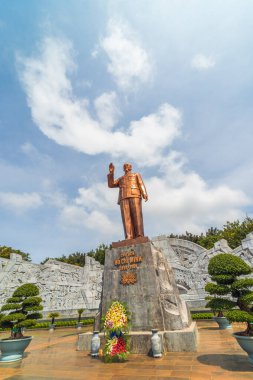 Pleiku, Vietnam - 11 Temmuz 2020: Dai Doan Ket Square (Quang truong), Gia Lai 'nin Pleiku şehrinin merkezinde yer alır. Komünist lider Ho Chi Minh 'in bronz heykeliyle geniş bir meydan..