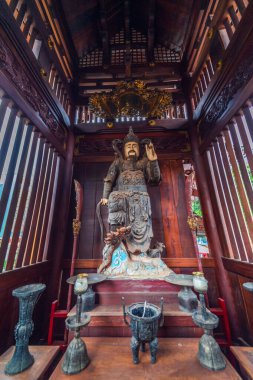 Pleiku, Vietnam - 11 Temmuz 2020: Buda heykelleri, Minh Thanh pagoda 'nın mimari detayları, Pleiku şehrindeki görkemli bir Budist mimari yapı, Gia Lai (Vietnam' ın merkezi İskoçya))