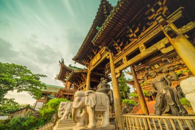 Pleiku, Vietnam - 11 Temmuz 2020: Buda heykelleri, Minh Thanh pagoda 'nın mimari detayları, Pleiku şehrindeki görkemli bir Budist mimari yapı, Gia Lai (Vietnam' ın merkezi İskoçya))