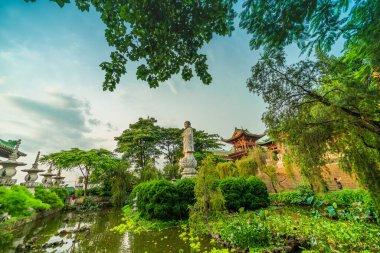 Pleiku, Vietnam - 11 Temmuz 2020: Minh Thanh pagoda, Pleiku şehrindeki görkemli bir Budist mimari yapı, Gia Lai (Vietnam 'ın merkezi İskoçya))