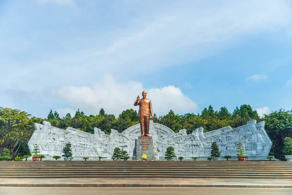 Pleiku, Vietnam - 11 Temmuz 2020: Dai Doan Ket Square (Quang truong), Gia Lai 'nin Pleiku şehrinin merkezinde yer alır. Komünist lider Ho Chi Minh 'in bronz heykeliyle geniş bir meydan..