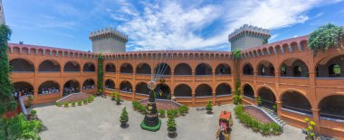 Mui Ne, Phan Thiet, Vietnam - 25 Temmuz 2020: RD Şarap Şatosu (yerel adı Lau dai ruou vang), Mui Ne 'de büyük bir tesis olan Sea Links City' de turistlerin ilgi duyduğu popüler bir yerdir..