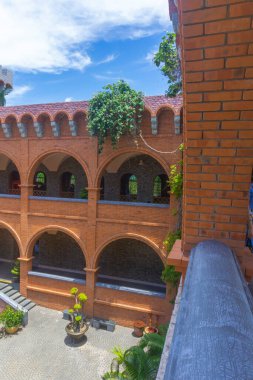 Mui Ne, Phan Thiet, Vietnam - 25 Temmuz 2020: RD Şarap Şatosu (yerel adı Lau dai ruou vang), Mui Ne 'de büyük bir tesis olan Sea Links City' de turistlerin ilgi duyduğu popüler bir yerdir..