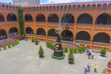 Mui Ne, Phan Thiet, Vietnam - 25 Temmuz 2020: RD Şarap Şatosu (yerel adı Lau dai ruou vang), Mui Ne 'de büyük bir tesis olan Sea Links City' de turistlerin ilgi duyduğu popüler bir yerdir..