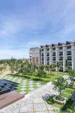Mui Ne, Phan Thiet, Vietnam - 23 Temmuz 2020: Muine Körfezi Resort Palmiye ağaçları, gökyüzü ve tatil köyü ile güzel deniz manzaralı. Mui Ne, Phan Thiet şehri, Binh Thuan ili, Vietnam, Asya.