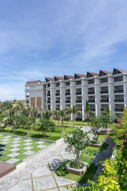 Mui Ne, Phan Thiet, Vietnam - 23 Temmuz 2020: Muine Körfezi Resort Palmiye ağaçları, gökyüzü ve tatil köyü ile güzel deniz manzaralı. Mui Ne, Phan Thiet şehri, Binh Thuan ili, Vietnam, Asya.