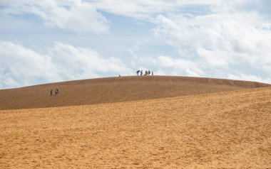 Kırmızı Kum tepeleri (yerel adı Doi Cat Do), ayrıca Altın Kum tepeleri olarak da bilinir, Hon Rom plajı yakınlarında, Mui Ne, Phan Thiet şehri. Burası Mui Ne 'de çekici bir turizm merkezi..