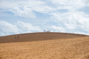 Kırmızı Kum tepeleri (yerel adı Doi Cat Do), ayrıca Altın Kum tepeleri olarak da bilinir, Hon Rom plajı yakınlarında, Mui Ne, Phan Thiet şehri. Burası Mui Ne 'de çekici bir turizm merkezi..