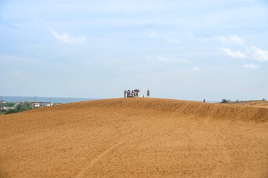 Kırmızı Kum tepeleri (yerel adı Doi Cat Do), ayrıca Altın Kum tepeleri olarak da bilinir, Hon Rom plajı yakınlarında, Mui Ne, Phan Thiet şehri. Burası Mui Ne 'de çekici bir turizm merkezi..
