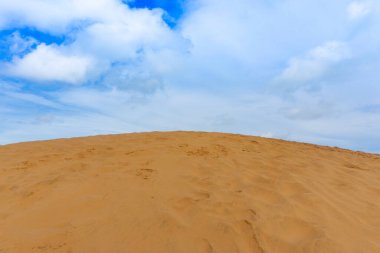 Kırmızı Kum tepeleri (yerel adı Doi Cat Do), ayrıca Altın Kum tepeleri olarak da bilinir, Hon Rom plajı yakınlarında, Mui Ne, Phan Thiet şehri. Burası Mui Ne 'de çekici bir turizm merkezi..