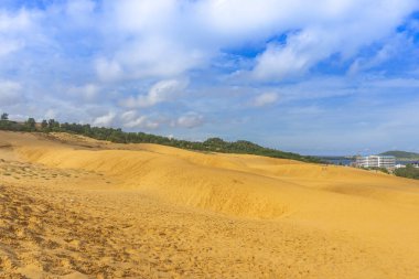 Kırmızı Kum tepeleri (yerel adı Doi Cat Do), ayrıca Altın Kum tepeleri olarak da bilinir, Hon Rom plajı yakınlarında, Mui Ne, Phan Thiet şehri. Burası Mui Ne 'de çekici bir turizm merkezi..