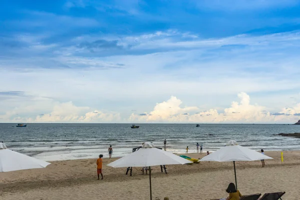 Mui Vietnam Července 2020 Bílá Písečná Pláž Lehátky Bílým Deštníkem — Stock fotografie