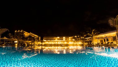 Mui Ne, Phan Thiet, Vietnam - 23 Temmuz 2020: Geceleri yüzme havuzlu Muine Bay Resort. Mui Ne, Phan Thiet şehri, Binh Thuan ili, Vietnam, Asya.