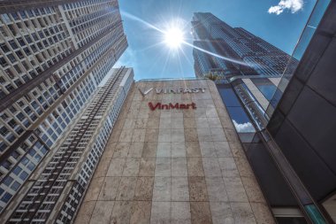 Ho chi minh şehri, Vietnam - 16 Temmuz 2020: Vinhome gayrimenkul Central Park 'ın içindeki tarihi 81 gökdeleni. Projenin geliştiricisi Vingroup. Düşük açı görünümü.