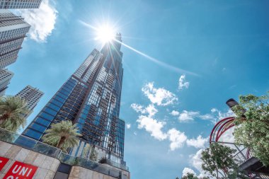 Ho chi minh şehri, Vietnam - 16 Temmuz 2020: Vinhome gayrimenkul Central Park 'ın içindeki tarihi 81 gökdeleni. Projenin geliştiricisi Vingroup. Düşük açı görünümü.