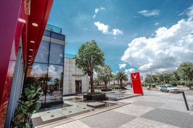 Ho chi minh şehri, Vietnam - 16 Temmuz 2020 Vinhome gayrimenkul Central Park 'taki Vinfast arabası. Projenin geliştiricisi Vingroup. Düşük açı görünümü.