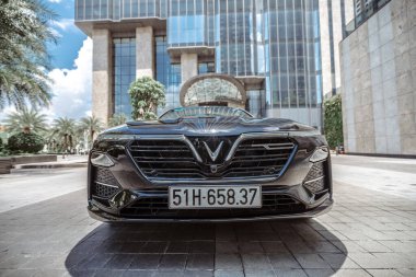 Ho chi minh şehri, Vietnam - 16 Temmuz 2020 Vinhome gayrimenkul Central Park 'taki Vinfast arabası. Projenin geliştiricisi Vingroup. Düşük açı görünümü.