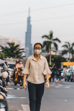 Ho Chi Minh şehri, Vietnam - 28 Temmuz 2020: Yerel halk Emart süpermarketinden alışveriş yapıyor, tıbbi maskeler takıyor ve Vietnam 'daki Ho Chi Minh şehrindeki salgın sırasında sosyal mesafeyi koruyorlar.