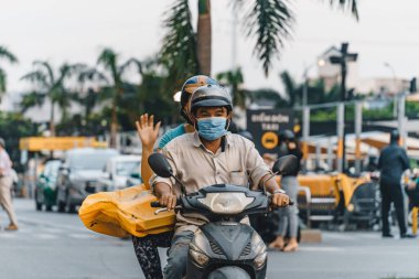 Ho Chi Minh şehri, Vietnam - 28 Temmuz 2020: Yerel halk Emart süpermarketinden alışveriş yapıyor, tıbbi maskeler takıyor ve Vietnam 'daki Ho Chi Minh şehrindeki salgın sırasında sosyal mesafeyi koruyorlar.