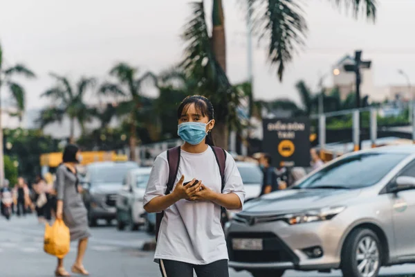 ベトナムホーチミン市 2020年7月28日 ベトナムのホーチミン市の他の人々とのCovid 19パンデミックの間 地元の人々はEmartスーパーマーケットで買い物をし 医療マスクを着用し 社会的距離を保ちます — ストック写真