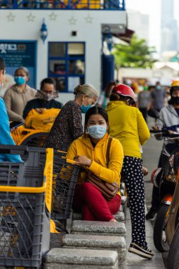 Ho Chi Minh şehri, Vietnam - 01 Ağustos 2020: Yerel halk Emart süpermarketinden alışveriş yapıyor, tıbbi maskeler takıyor ve Covid-19 salgını sırasında sosyal mesafeyi koruyorlar Ho Chi Minh şehrinde, Vietnam