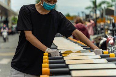 Covid-19 salgını. Tıbbi tek kullanımlık eldivenler ve süpermarket alışveriş arabalı maske takan adamların ellerini kapatın. İnsanlar karantina sırasında yiyecek almak için markete gidiyorlar. Sağlık ve Tıp Konsepti.