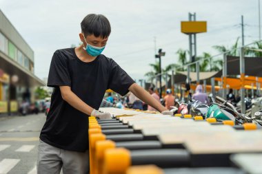 Covid-19 salgını. Tıbbi tek kullanımlık eldivenler ve süpermarket alışveriş arabalı maske takan adamların ellerini kapatın. İnsanlar karantina sırasında yiyecek almak için markete gidiyorlar. Sağlık ve Tıp Konsepti.