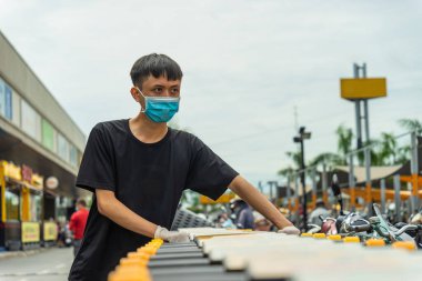 Covid-19 salgını. Tıbbi tek kullanımlık eldivenler ve süpermarket alışveriş arabalı maske takan adamların ellerini kapatın. İnsanlar karantina sırasında yiyecek almak için markete gidiyorlar. Sağlık ve Tıp Konsepti.