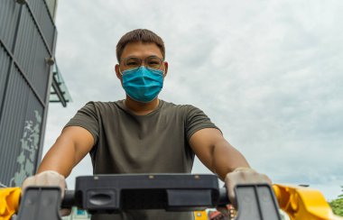 Covid-19 salgını. Tıbbi tek kullanımlık eldivenler ve süpermarket alışveriş arabalı maske takan adamların ellerini kapatın. İnsanlar karantina sırasında yiyecek almak için markete gidiyorlar. Sağlık ve Tıp Konsepti.