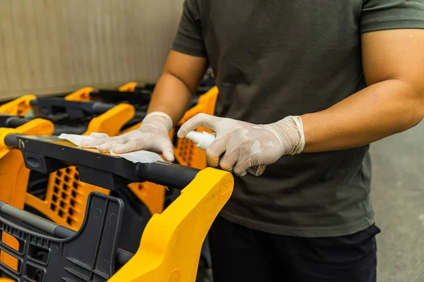 Manos Hombre Usando Pulverización Alcohol Antiséptico Desinfectante Spray Limpieza Carrito — Foto de Stock