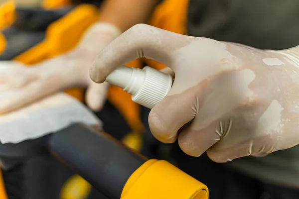 Manos Hombre Usando Pulverización Alcohol Antiséptico Desinfectante Spray Limpieza Carrito — Foto de Stock