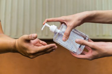 Alkol jeliyle ellerini yıkamak mikrop ve bakterilerin yayılmasını önler ve Corona COVID-19 virüsünü önler. Alkol jölesi kullanarak ellerini yıkamak. Sağlık ve Tıp Konsepti.