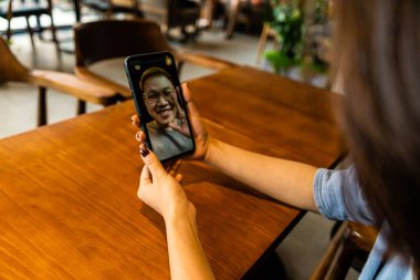 Evde kal ve Coronavirus Covid-19 'dan hayat kurtar. Kendini izole etme. Akıllı telefon konferans kamerasını kullanan ve ailesiyle konuşan gülen yüzlü insanlar. Görüntülü sohbet sosyal mesafesi.