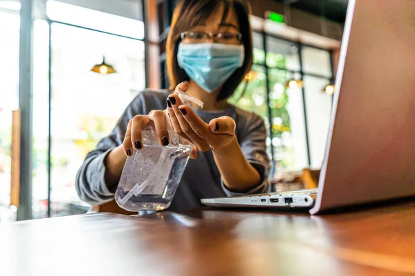 Mujer Joven Lavándose Las Manos Con Gel Alcohol Cuarentena Para — Foto de Stock