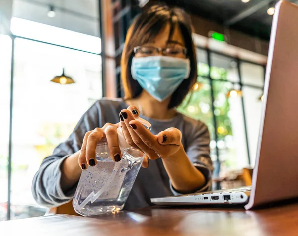 Mujer Joven Lavándose Las Manos Con Gel Alcohol Cuarentena Para — Foto de Stock