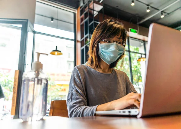 Mujer Asiática Joven Usando Computadora Portátil Que Trabaja Casa Con — Foto de Stock